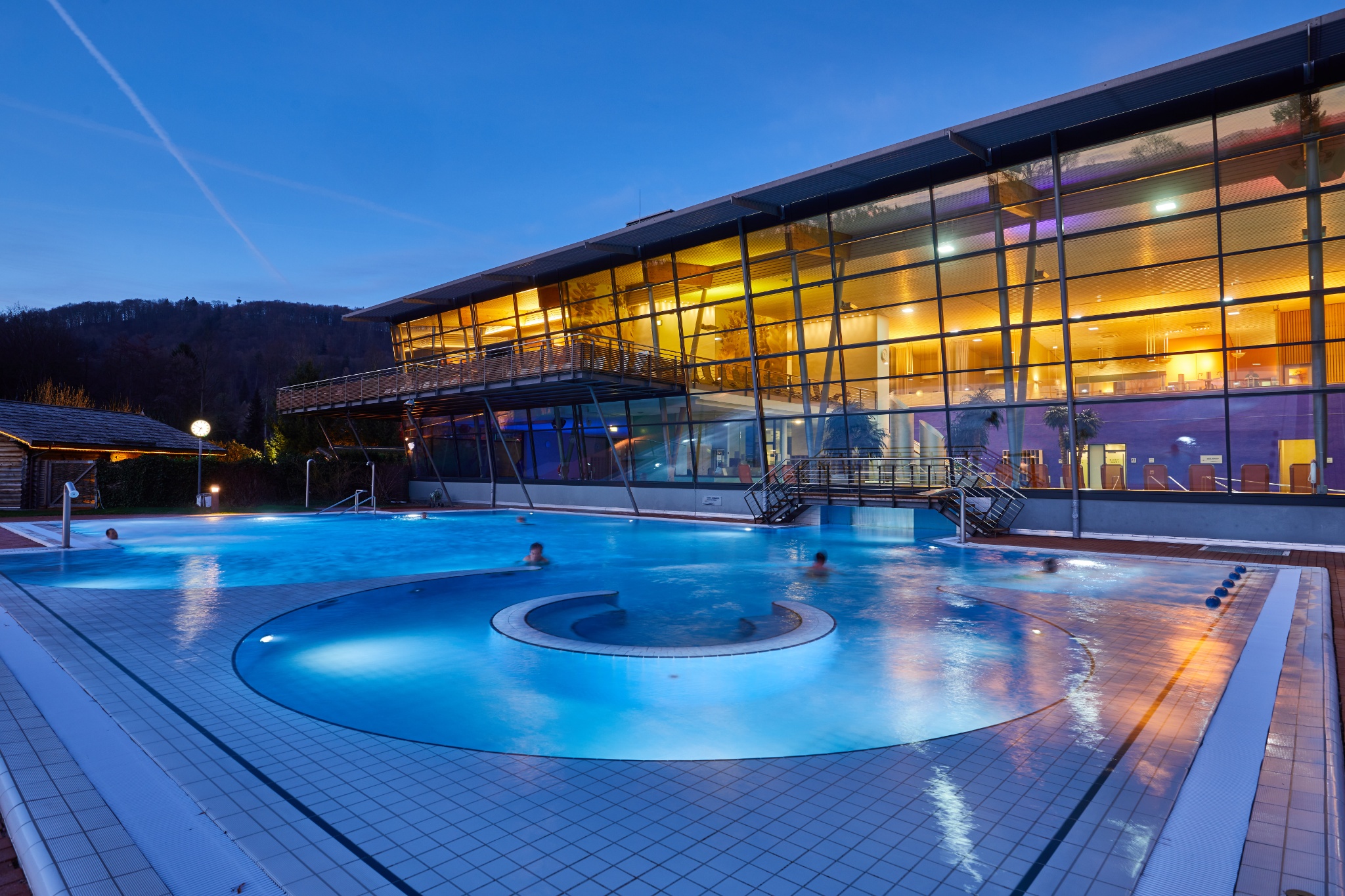 Beleuchtetes Außenbecken der Hufeland Therme