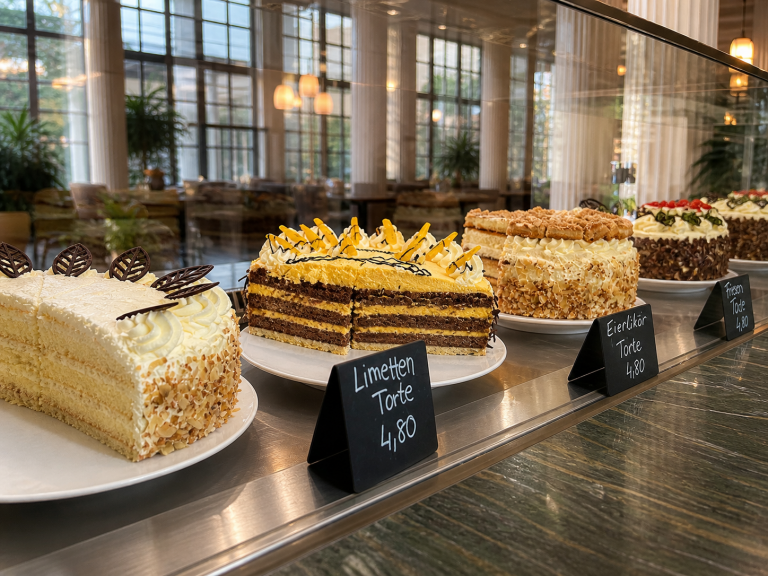 Kuchenauswahl im Café und Restaurant Wandelzeit