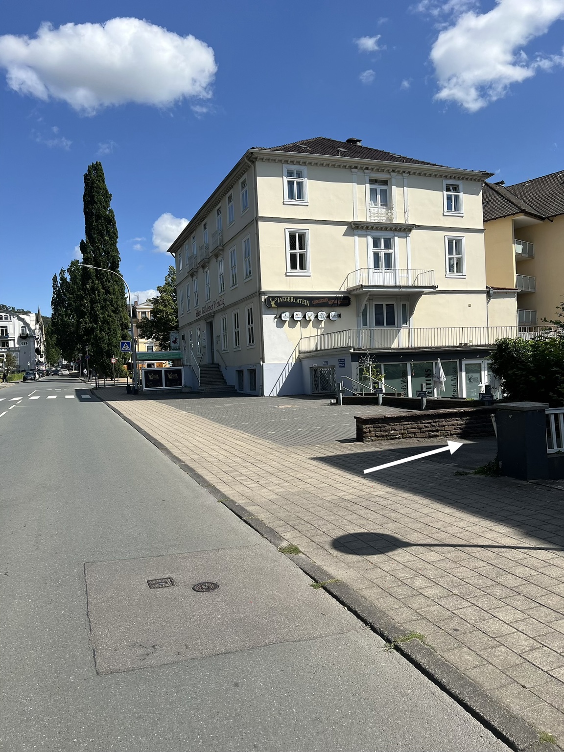 Einfahrt zum Innenhof an der Kirchstraße mit weißem Richtungspfeil