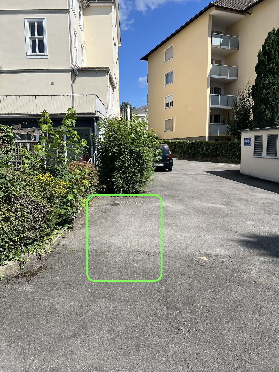Markierter Stellplatz für Wohnung 1 im Innenhof