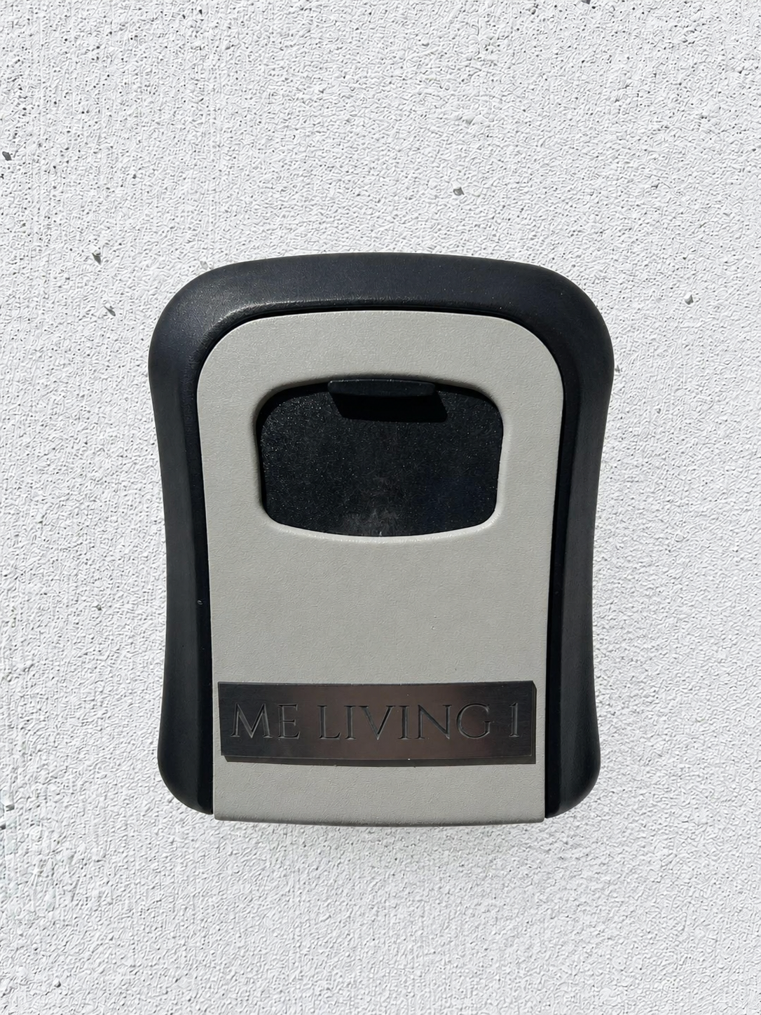 Schlüsselbox mit der Beschriftung ME LIVING 1
