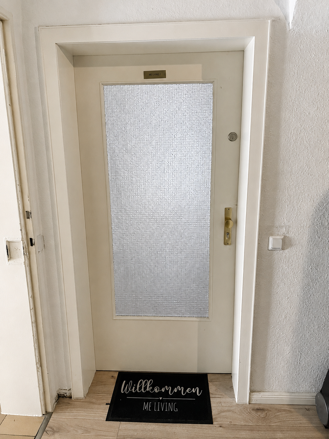 Wohnungstür von Hauptallee Apartment 1 mit dem Schild ME LIVING 1